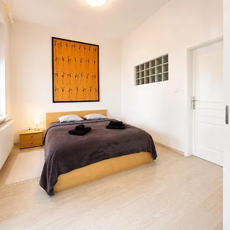 Premium - Free Parking And Balcony Apartment *