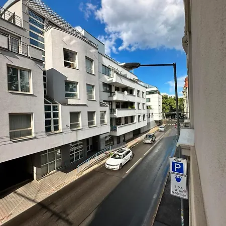 Premium - Free Parking And Balcony Apartment *
